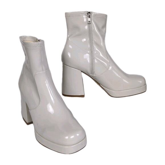 STEVE MADDEN Ever Platform Heeled Boot in Bone Faux Patent Leather Women's 10 - Picture 1 of 9